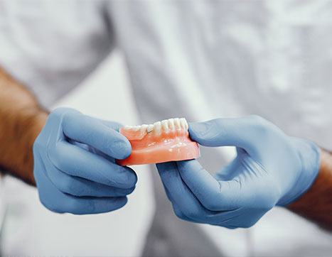 Dentadura: Como limpar a prótese dental removível