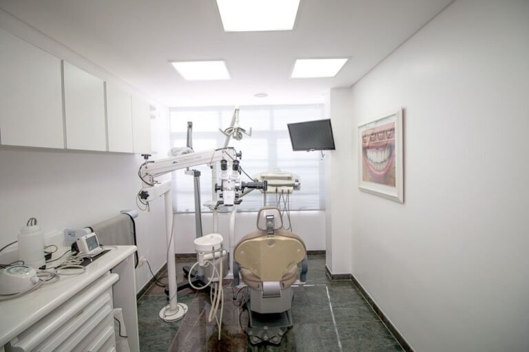 Consultório com microscópio odontológico