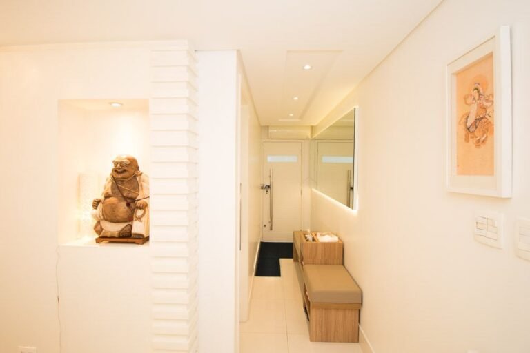 Corredor de entrada com decoração oriental